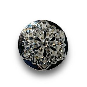 NWOT- Magnolia and Vine Winter White Snowflake Snap